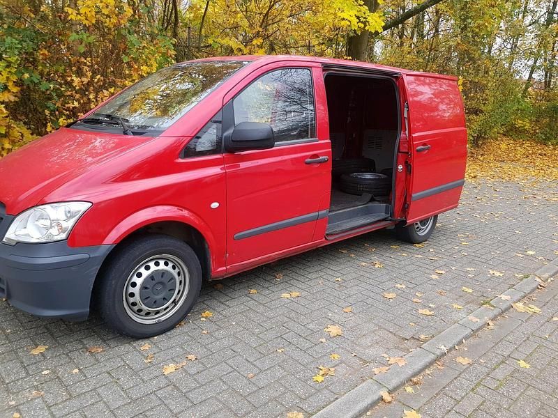 Rot Gebraucht 2012 Mercedes Vito Van / Kleinbus | 7.900 € - Bild 1/4