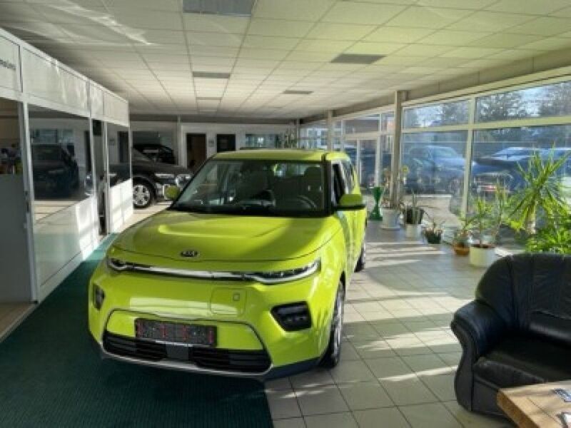 Grün Gebraucht 2021 Kia Soul EV Edition 7 SUV | 17.990 € (Teuer) - Bild 1/4