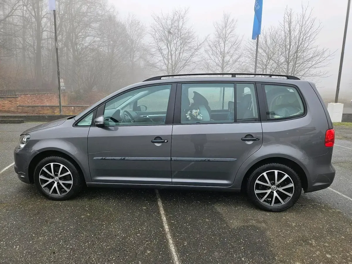 Gebraucht VW Touran 105 PS (77 kW) 2014 Grau Van / Kleinbus