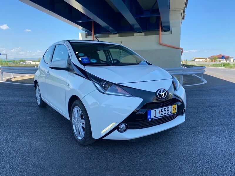 Weiß Gebraucht 2015 Toyota Aygo X-play Kleinwagen | 6.350 € (Guter Preis) - Bild 1/4