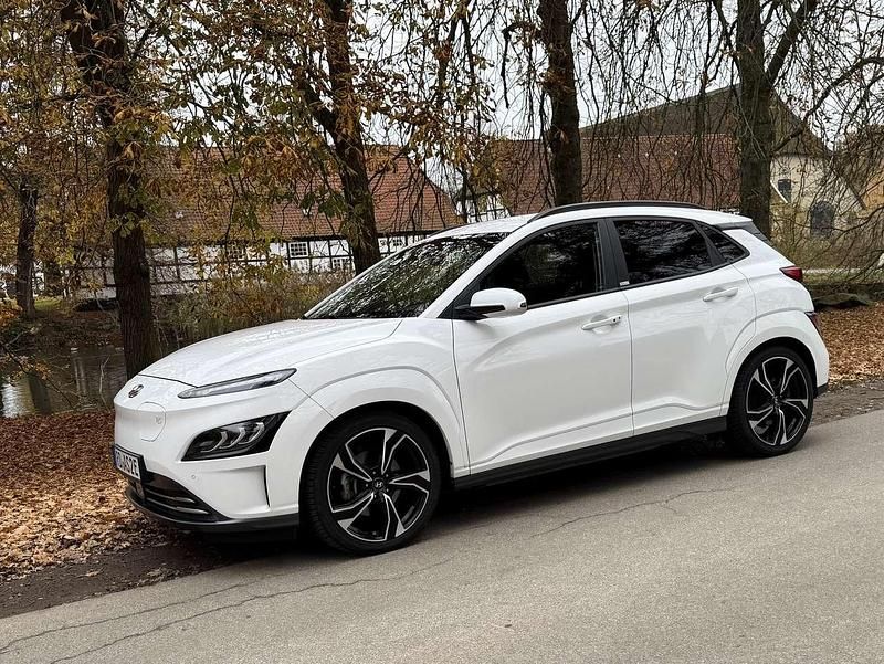 Weiß Gebraucht 2021 Hyundai Kona Trend SUV | 17.995 € (Fairer Preis) - Bild 1/4