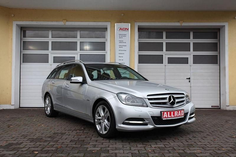 Silber Gebraucht 2011 Mercedes C300 Avantgarde Limousine | 9.900 € (Fairer Preis) - Bild 1/4