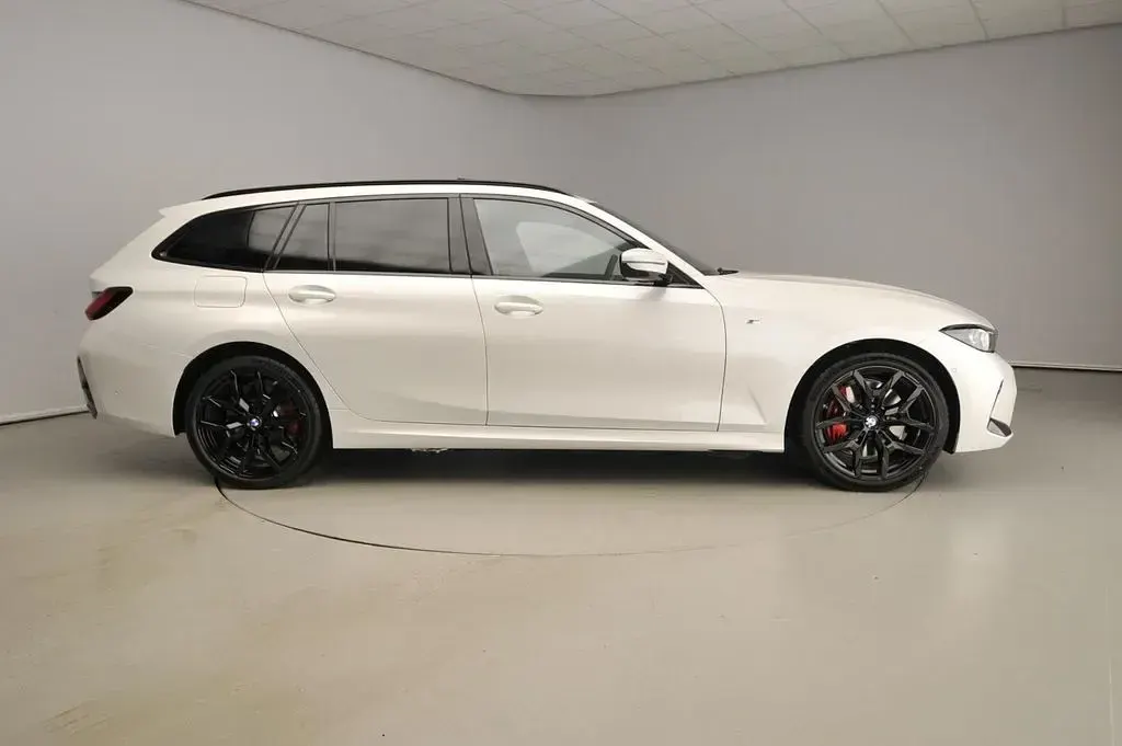 Gebraucht BMW 330e M Sport 292 PS (214 kW) 2026 Weiß Kombi