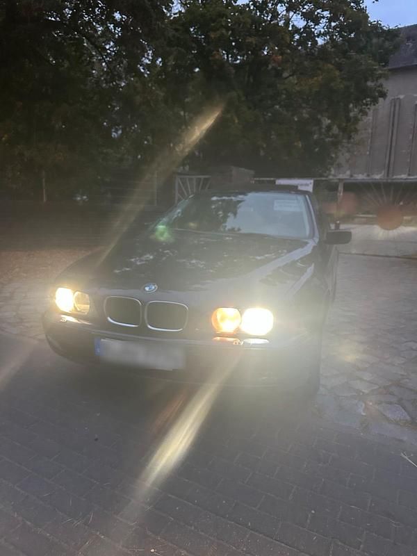 Blau Gebraucht 1998 BMW 528 Limousine | 5.399 € - Bild 1/4
