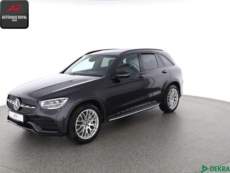 Schwarz (metallic) Gebraucht 2020 Mercedes GLC300 AMG SUV | 35.480 € (Fairer Preis) - Bild 1/4