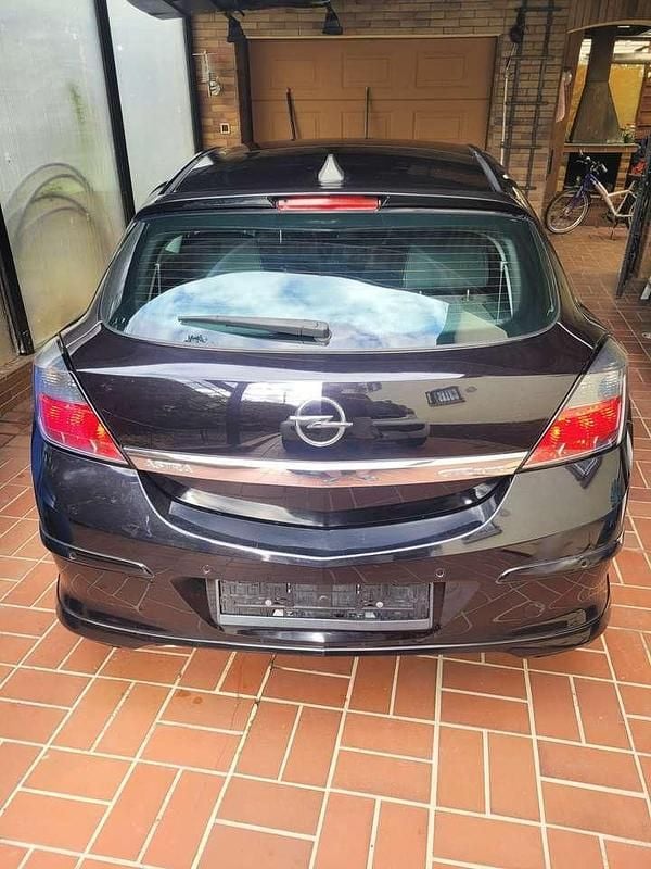 Schwarz Gebraucht 2006 Opel Astra GTC Edition Limousine | 2.750 € (Superpreis) - Bild 1/4