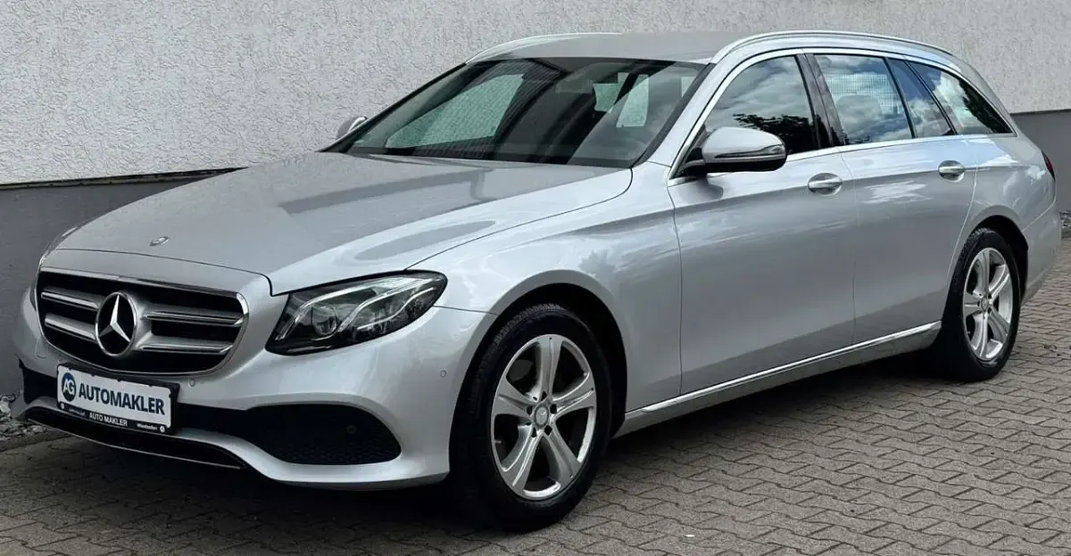 Gebraucht Mercedes E220 Avantgarde 194 PS (142 kW) 2016 Iridiumsilber Kombi