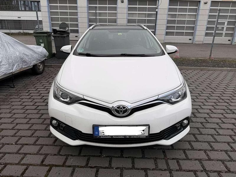 Gebraucht Toyota Auris Design 111 PS (81 kW) 2015 Weiß Kombi