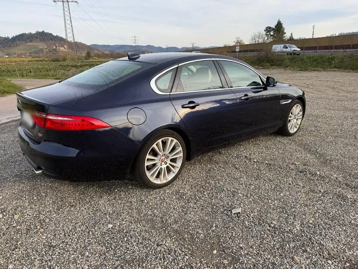 Gebraucht Jaguar XF 300 PS (220 kW) 2016 Blau Limousine