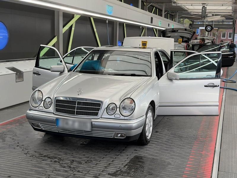 Gebraucht Mercedes E320 224 PS (164 kW) 1998 Silber Limousine