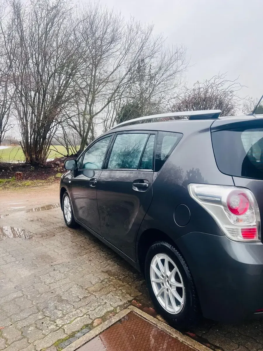 Gebraucht Toyota Verso 126 PS (92 kW) 2012 Grau Van / Kleinbus