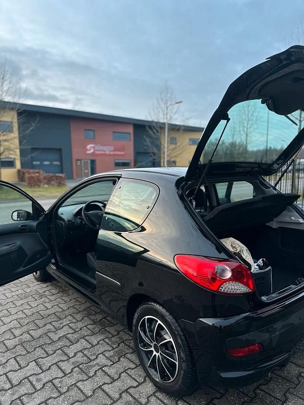 Gebraucht Peugeot 206+ 68 PS (50 kW) 2011 Schwarz Kleinwagen