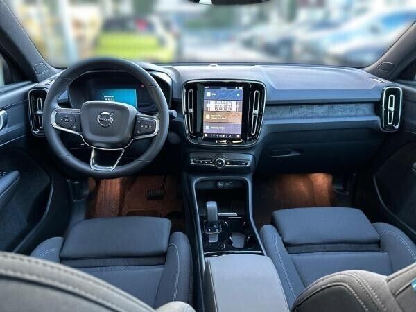 Grau (vapour grey / metallic) Neu 2025 Volvo C40 SUV | 46.488 € (Guter Preis) - Bild 1/4