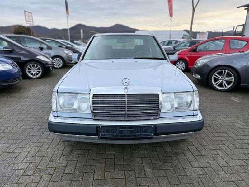 Gebraucht Mercedes 200 75 PS (55 kW) 1992 Blau Limousine