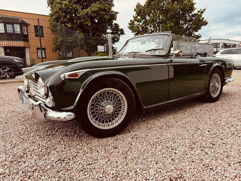 Grün Gebraucht 1965 Triumph TR4 Cabrio | 31.000 € - Bild 1/4
