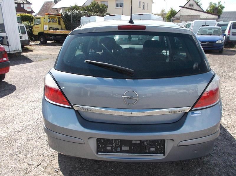 Używany Opel Astra 105 KM (77 kW) 2006 Szary Kombi