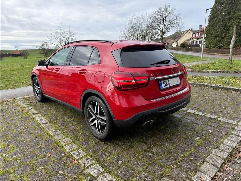 Gebraucht Mercedes GLA200 156 PS (114 kW) 2017 Rot SUV