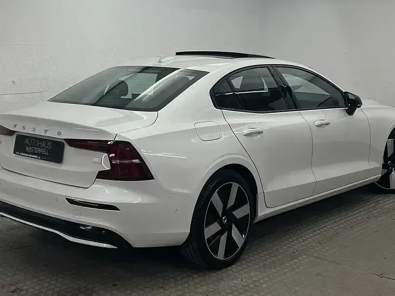 Gebraucht Volvo S60 Plus 455 PS (334 kW) 2025 Crystal white pearl (metallic) Limousine
