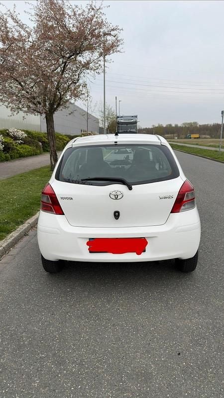 Gebraucht Toyota Yaris 69 PS (50 kW) 2010 Weiß Kleinwagen