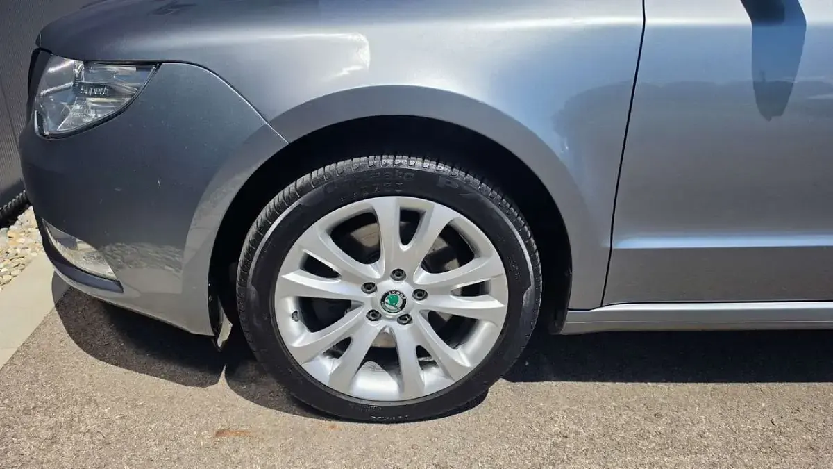 Gebraucht Skoda Superb Exclusive 140 PS (102 kW) 2013 Grau Kombi