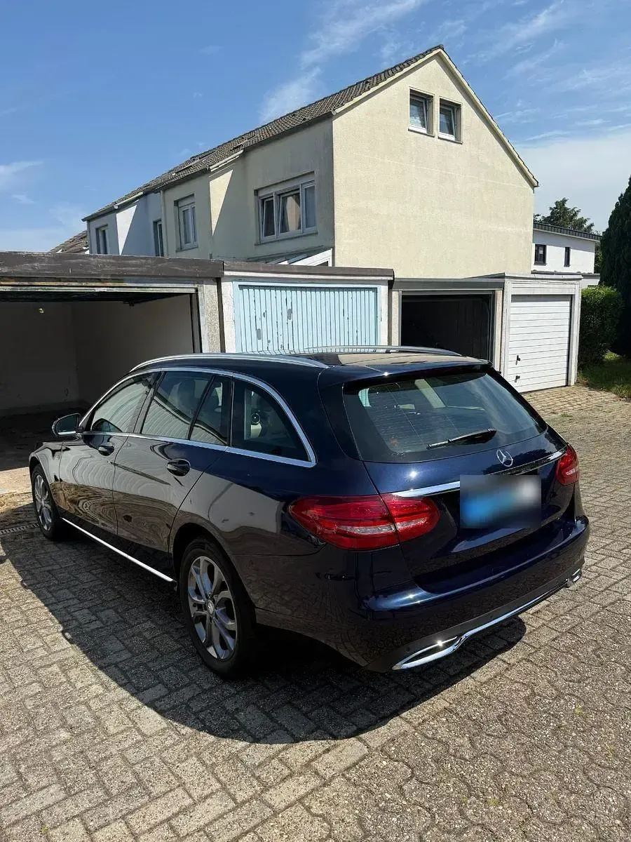Gebraucht Mercedes E250 Avantgarde 204 PS (150 kW) 2015 Blau Limousine