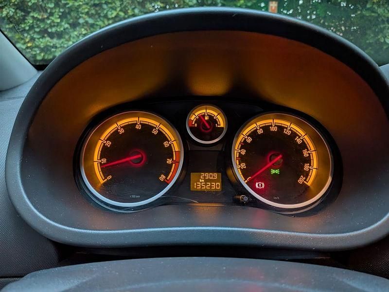 Gebraucht Opel Corsa Selection 101 PS (74 kW) 2011 Grau Limousine