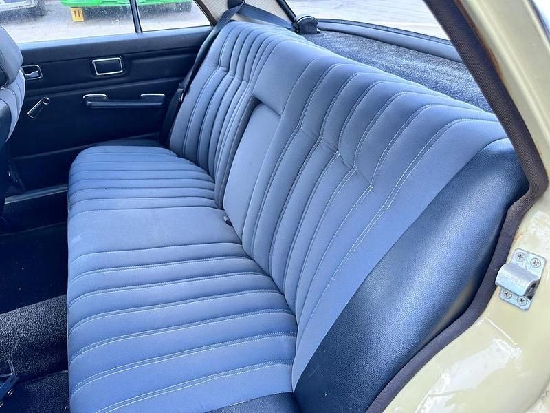 Gebraucht Mercedes 200 95 PS (69 kW) 1974 Gelb Limousine