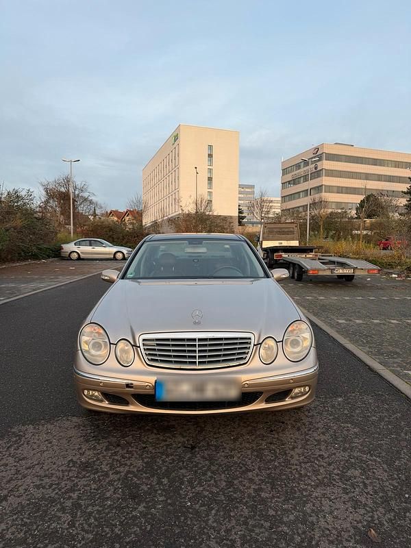 Gebraucht Mercedes E200 163 PS (119 kW) 2005 Gold Limousine