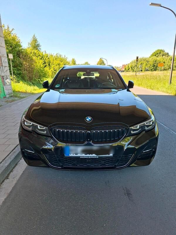 Schwarz Gebraucht 2021 BMW 320 M Sport Kombi | 34.500 € (Guter Preis) - Bild 1/4