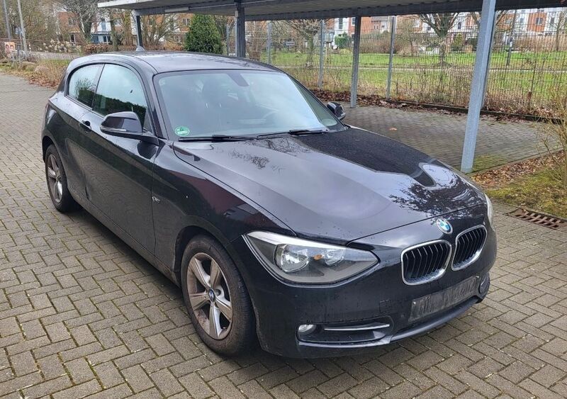 Schwarz Gebraucht 2013 BMW 116 Sport Line Kleinwagen | 6.950 € (Superpreis) - Bild 1/4