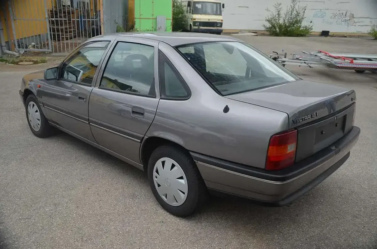 Usata Opel Vectra 90 CV (66 kW) 1992 Grigio Berlina