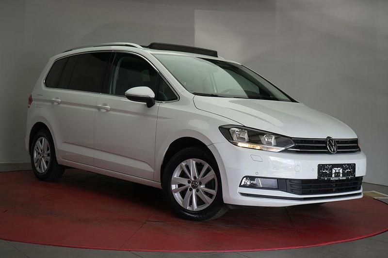 Weiß Gebraucht 2022 VW Touran Highline Van / Kleinbus | 25.490 € (Guter Preis) - Bild 1/4