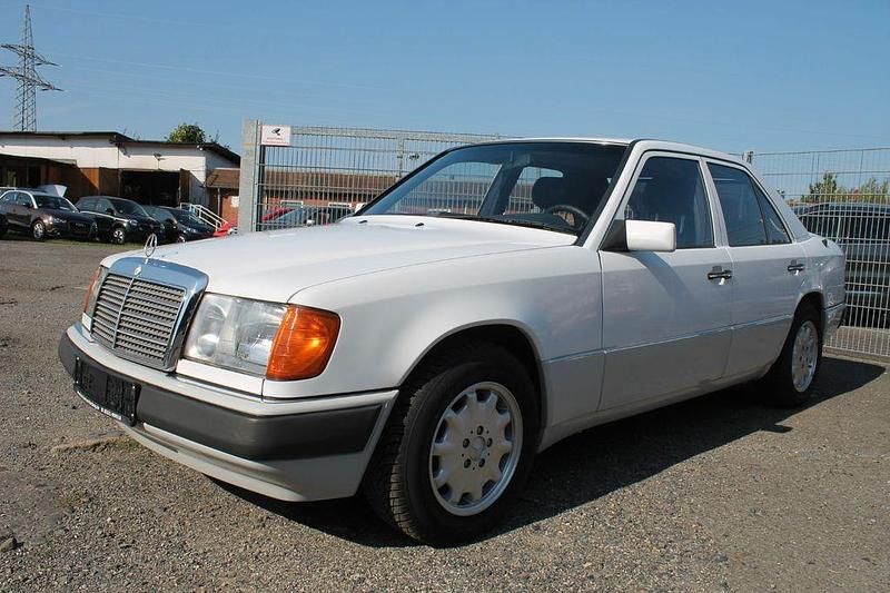 Gebraucht Mercedes 200 118 PS (86 kW) 1992 Weiß Limousine