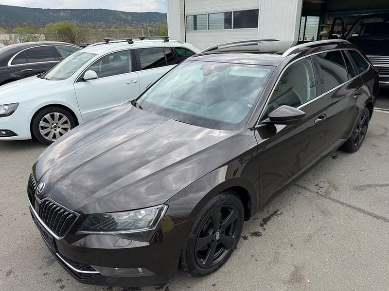 Usado Skoda Superb Style 190 HP (139 kW) 2016 Castanho Carrinha