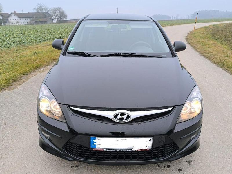 Schwarz Gebraucht 2011 Hyundai i30 Classic Limousine | 2.999 € (Guter Preis) - Bild 1/2