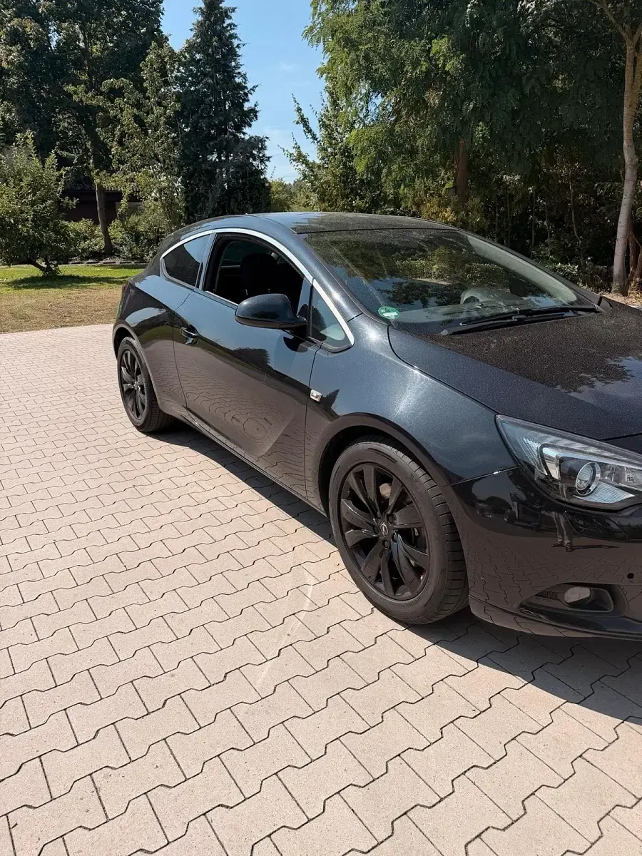 Gebraucht Opel Astra GTC 165 PS (121 kW) 2013 Schwarz Coupé