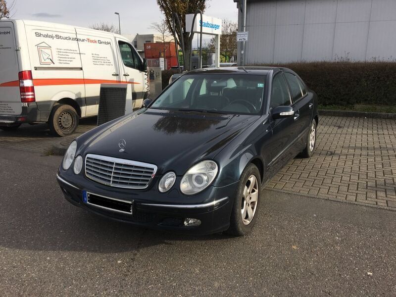 Schwarz Gebraucht 2004 Mercedes E320 Avantgarde Limousine | 14.800 € - Bild 1/4