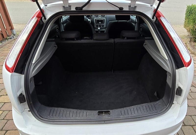 Gebraucht Ford Focus Trend 101 PS (74 kW) 2010 Weiß Limousine