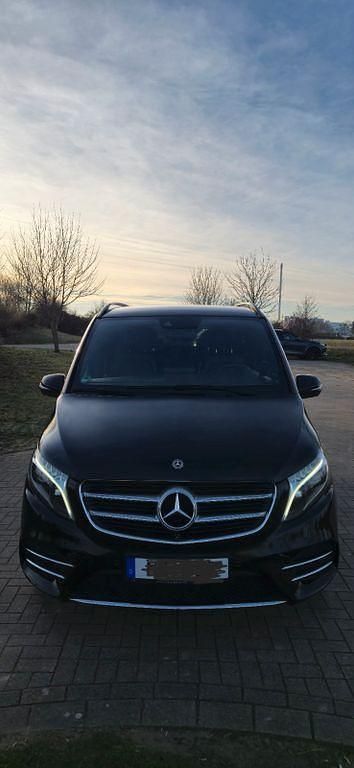 Schwarz Gebraucht 2017 Mercedes V250 Avantgarde Van / Kleinbus | 40.900 € (Fairer Preis) - Bild 1/4