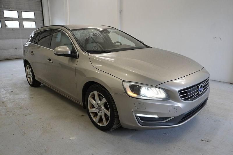 Gebraucht Volvo V60 Momentum 181 PS (133 kW) 2014 Beige Kombi