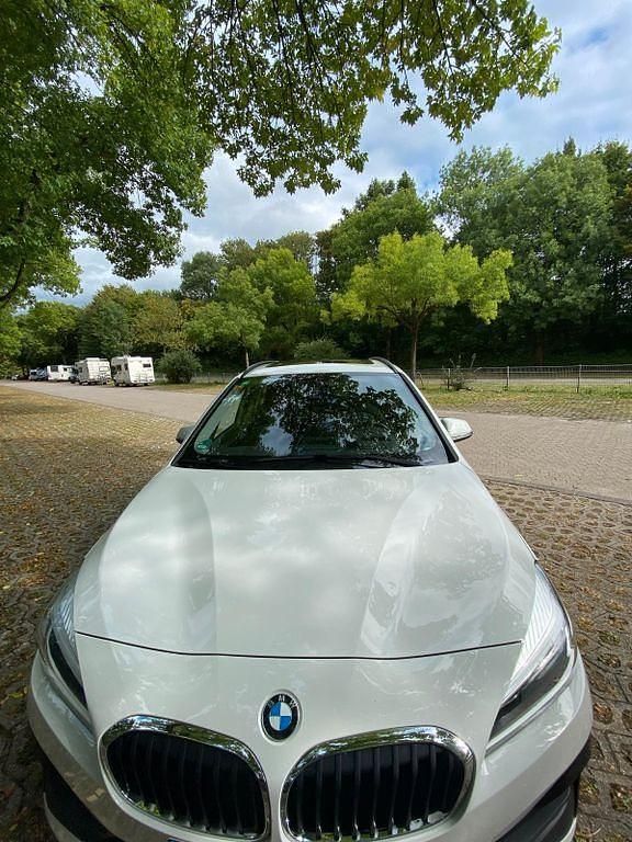 Weiß Gebraucht 2020 BMW 218 Gran Tourer Advantage Van / Kleinbus | 19.900 € (Fairer Preis) - Bild 1/4