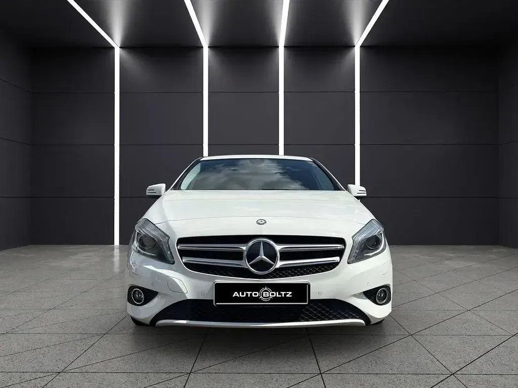 Gebraucht Mercedes A180 122 PS (89 kW) 2012 Calcitweiss  unilack Kleinwagen