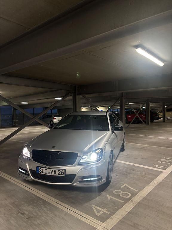 Silber Gebraucht 2011 Mercedes C250 Avantgarde Coupé | 7.800 € (Superpreis) - Bild 1/4