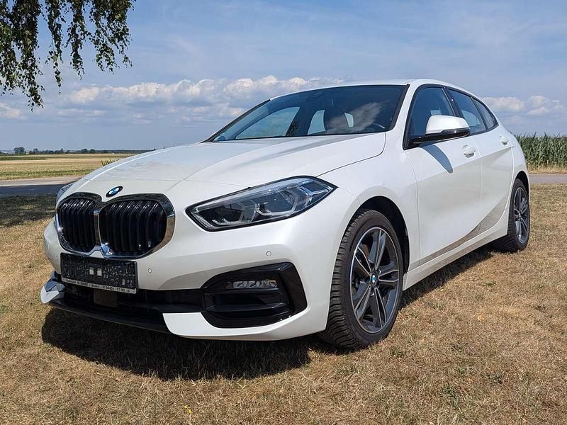 Weiß Gebraucht 2019 BMW 118 Sport Line Kleinwagen | 17.999 € (Guter Preis) - Bild 1/4