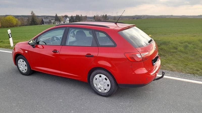 Używany Seat Ibiza 69 KM (50 kW) 2013 Czerwony Sedan/Limuzyna