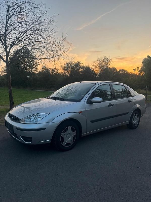 Silber Gebraucht 2002 Ford Focus Limousine | 500 € (Superpreis) - Bild 1/4