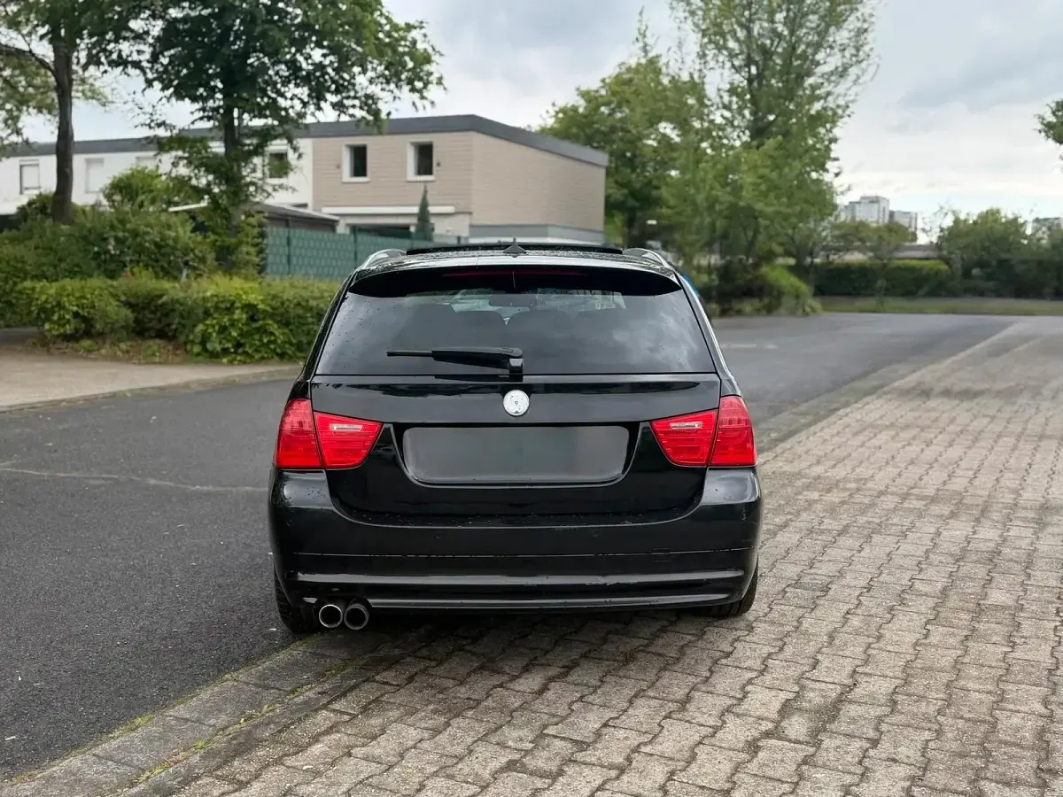 Gebraucht BMW 330 245 PS (180 kW) 2011 Schwarz Kombi