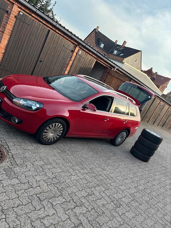 Rot Gebraucht 2010 VW Golf VI Kombi | 4.399 € (Guter Preis) - Bild 1/4