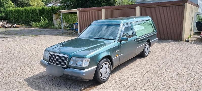 Grün Gebraucht 1988 Mercedes E300 Kombi | 3.500 € - Bild 1/4