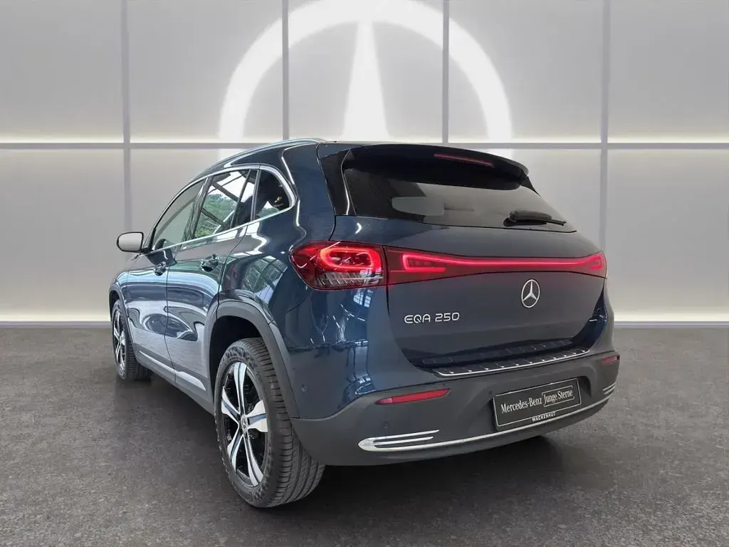 Gebraucht Mercedes EQA250 Progressive 139 kW (190 PS) 2022 Blau SUV